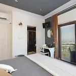 Luxe Sur לינה וארוחת בוקר 4*
